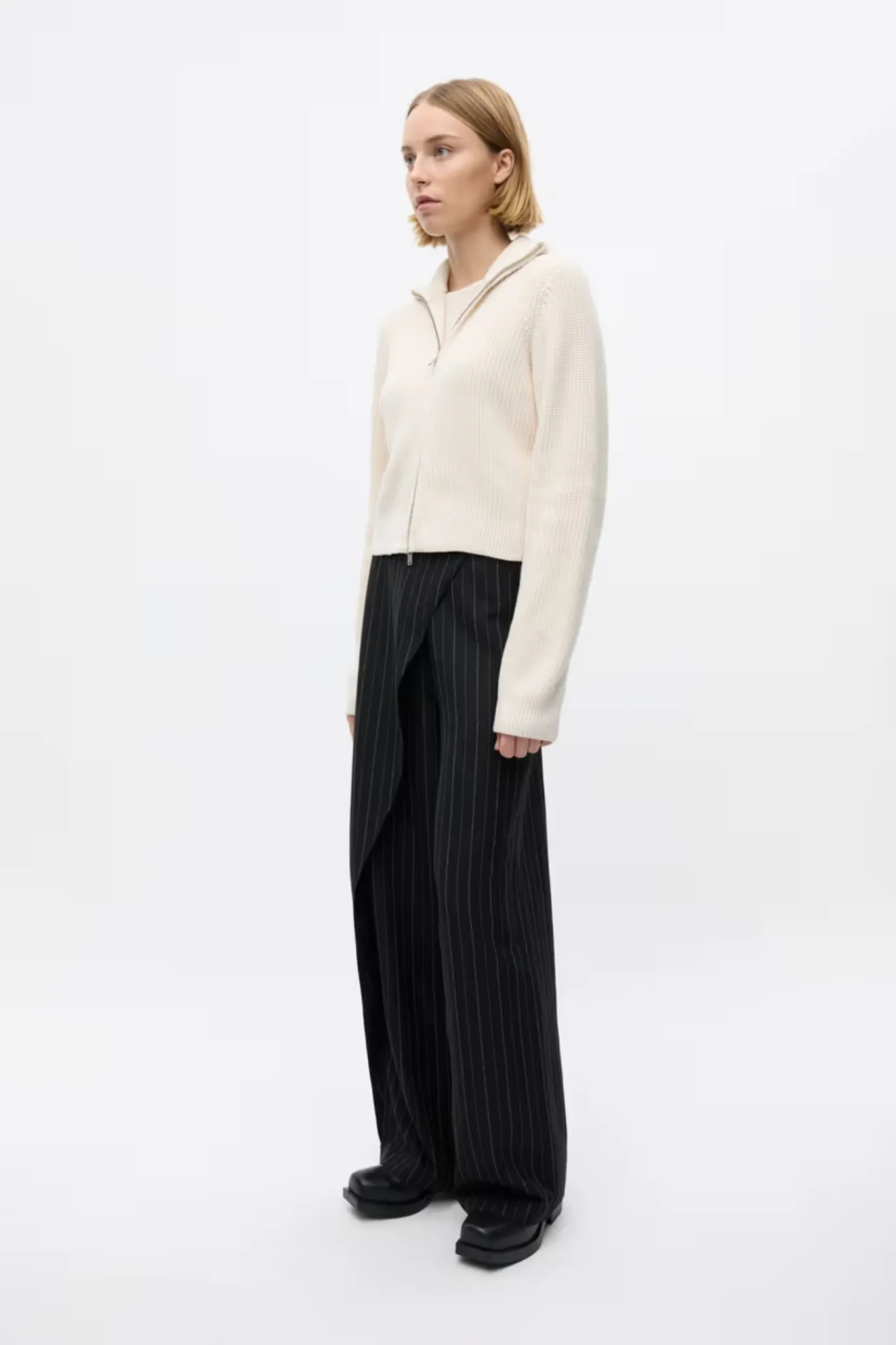 ENTAM PANTS - BLACK PINSTRIPE